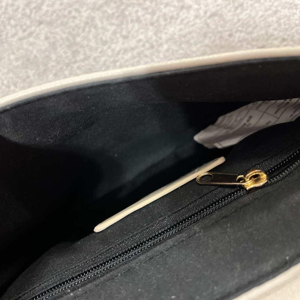 ⭐️5/$25⭐️ Ivory White Crossbody Purse - Picture 6 of 9